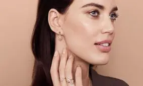انواع گوشواره طلا زنانه ؛ راهنمای خرید و معرفی هرکدام 