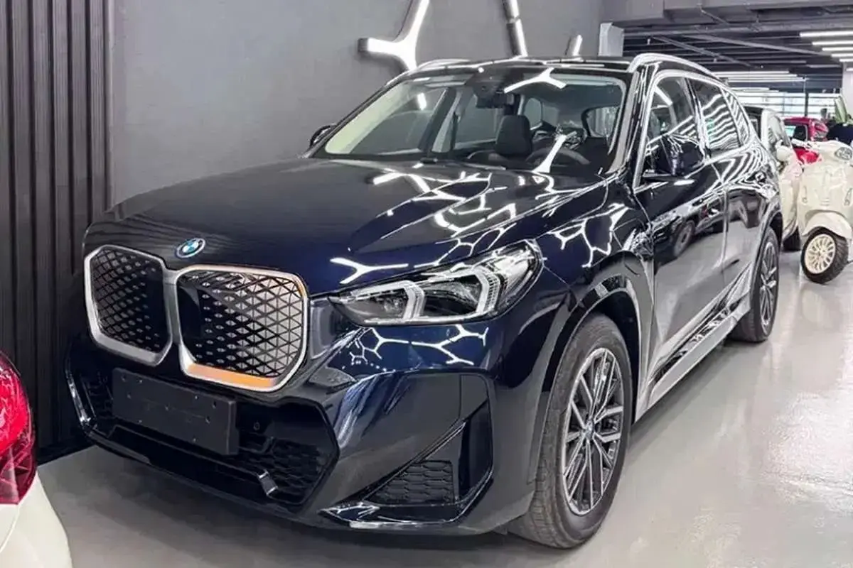 بی‌ام‌و iX۱ ۲۰۲۵؛ شاسی‌بلند تمام برقی آلمانی در ایران