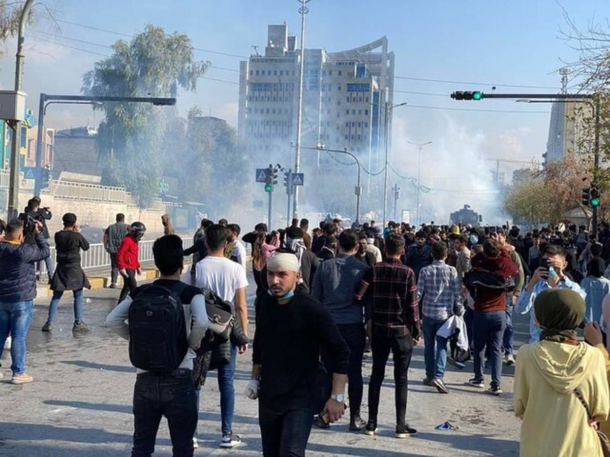 ادامه اعتراض هزاران دانشجو در سلیمانیه عراق برای چهارمین روز/  آنها به قطع شدن کمک هزینه تحصیلی‌شان معترضند