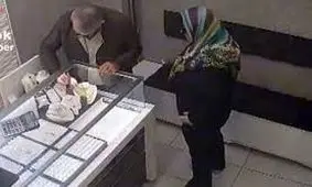 لحظه شوکه‌کننده تلاش زن بانکدار برای سرقت از طلافروشی با گاز فلفل و سنگ/ ویدئو