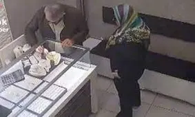 لحظه شوکه‌کننده تلاش زن بانکدار برای سرقت از طلافروشی با گاز فلفل و سنگ/ ویدئو