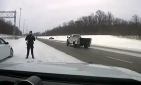 تصادف یک وانت مقابل چشمان مامور پلیس/ ویدئو