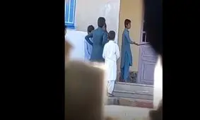 تنبیه دسته جمعی دانش آموزان بلوچ توسط مدیر مدرسه/ ویدئو