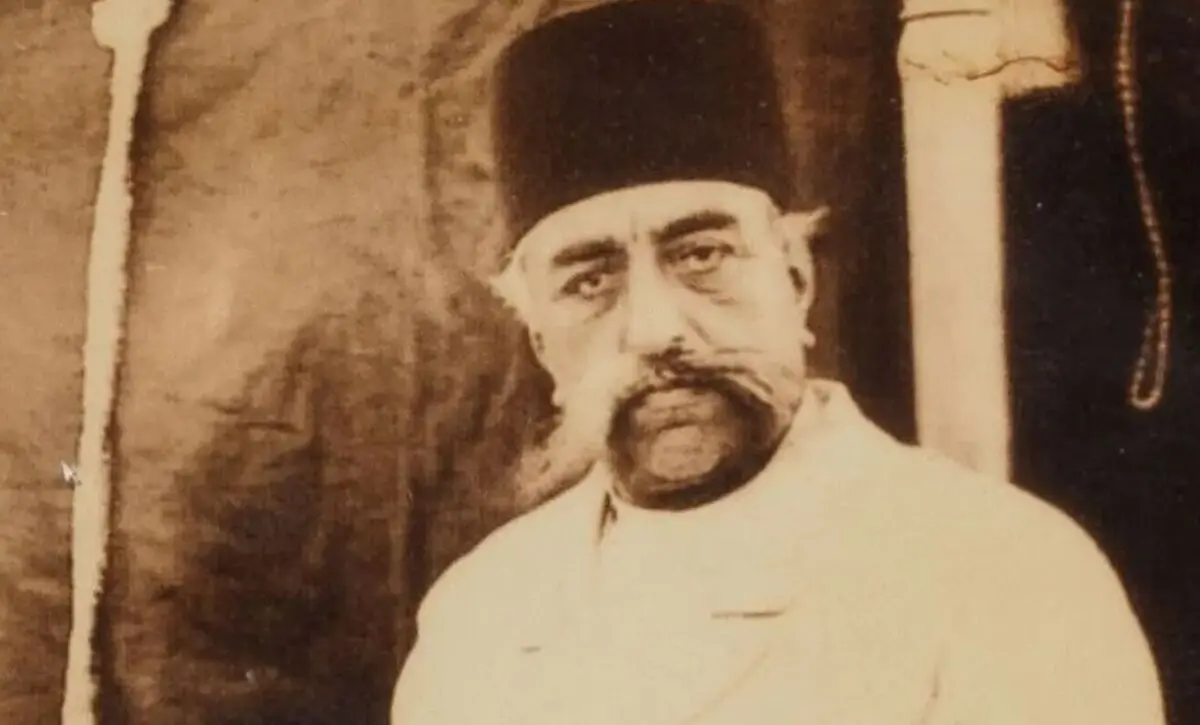 سفر در زمان؛ عکس یادگاری مظفرالدین شاه، خواجه و پرندۀ شکاری 