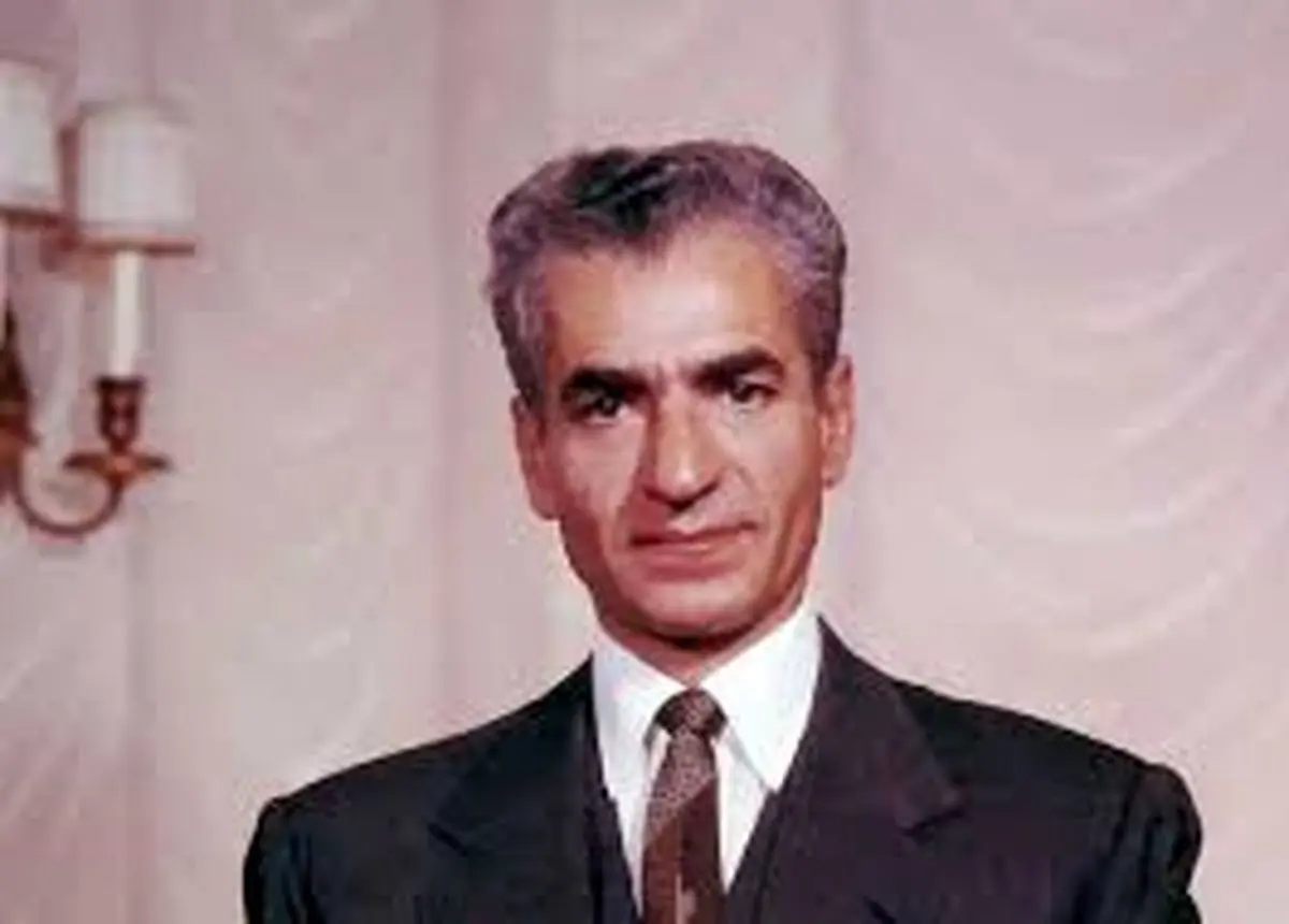 سفر در زمان؛ «محمدرضا پهلوی» در کنار «فوزیه، ملکه نازلی و دختران اش»؛ سال 1317 