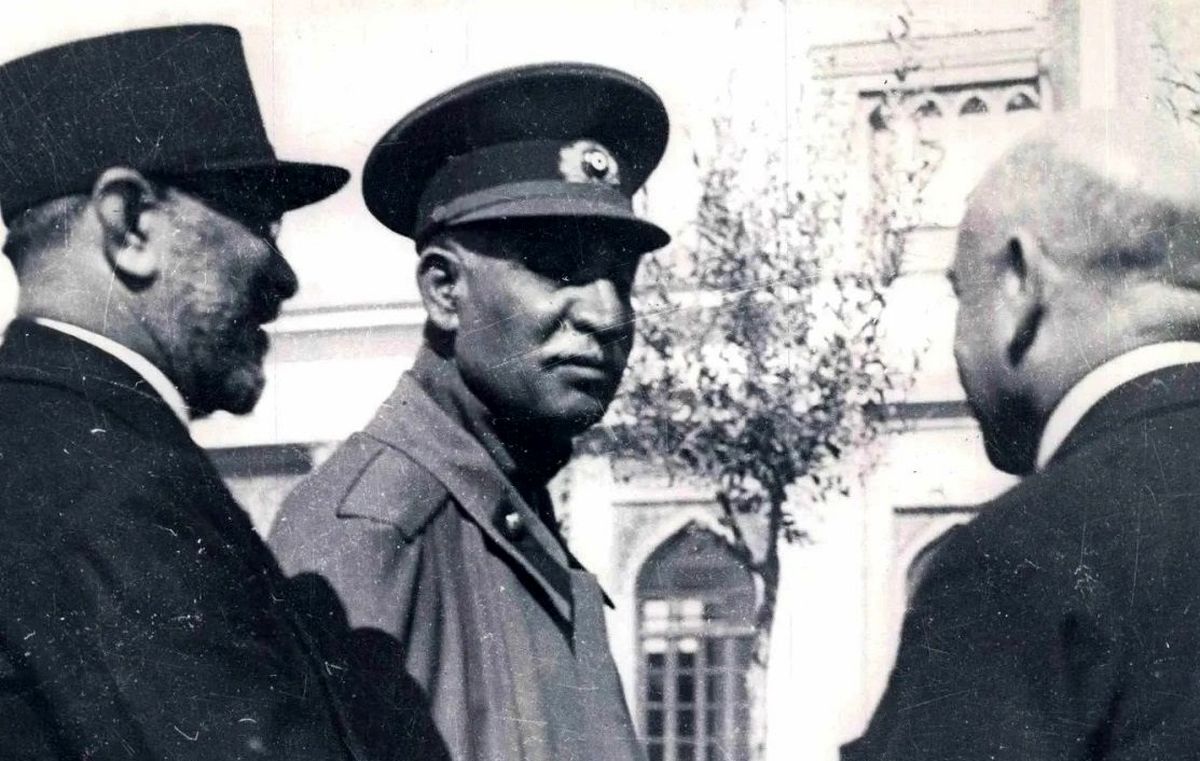  سفر در زمان؛ «رضاخان و دیگران در حال نگهبانی از خانه فرمانفرما»؛ دهه 1280 