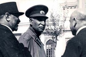 سفر در زمان؛ «رضاخان و دیگران در حال نگهبانی از خانه فرمانفرما»؛ دهه 1280