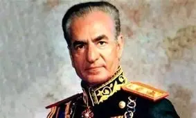 محمدرضاشاه در حال زیارت حجرالاسود ۱۳۴۷ خورشیدی/ عکس