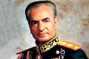 محمدرضاشاه در حال زیارت حجرالاسود ۱۳۴۷ خورشیدی/ عکس