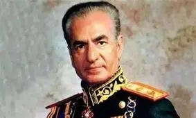 محمدرضاشاه در حال زیارت حجرالاسود ۱۳۴۷ خورشیدی/ عکس