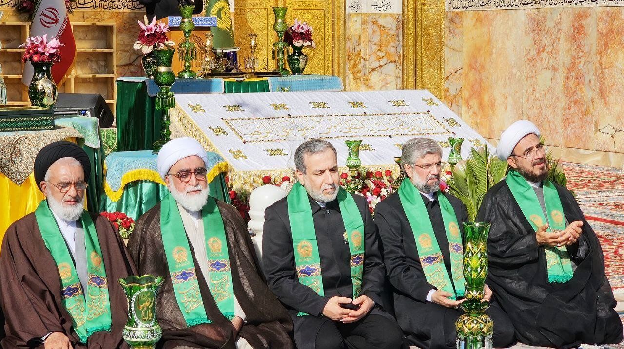 حضور عراقچی در آیین سنتی تعویض پرچم گنبد بارگاه امام رضا (ع)/عکس