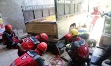 نشست زمین و گیر کردن نیسان وانت در مشهد 
