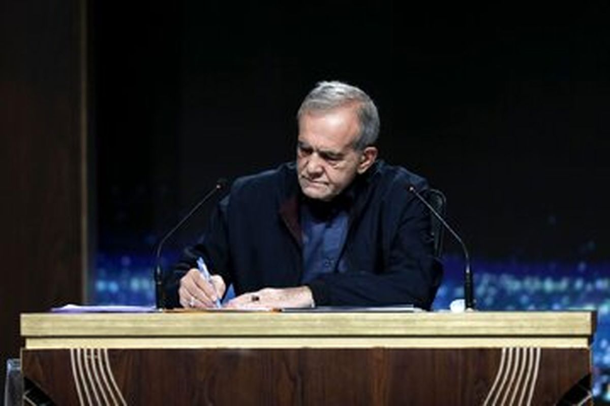 چیزی که این روزها همه آنها که از پزشکیان حمایت کردند از او توقع دارند؛ «اقتدار» است/ دیگر کسی برای راه رفتن قیصری و عدم اعتنای وی به پروتکل، دلش غش و ضعف نمیرود/ رئیسجمهوری که نتواند مشکل سادهای مثل فیلترینگ را حل کند، در مقابل دیگر مشکلات چه می کند؟