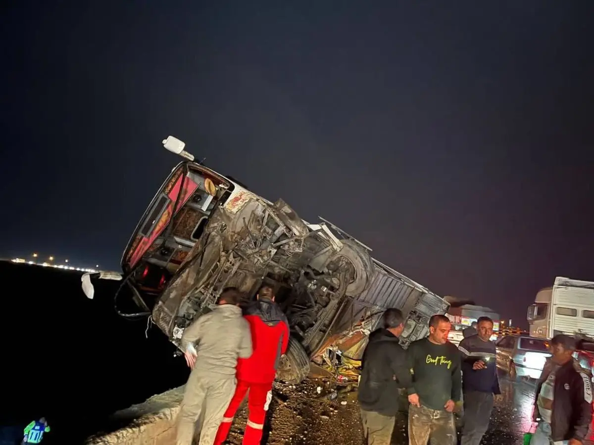 واژگونی اتوبوس در گرمسار سه مصدوم برجا گذاشت