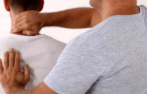 فلج اندام‌ها و حتی مرگ از عوارض شکستن قولنج توسط ماساژورها/ رئیس سازمان نظام پزشکی: فریب تبلیغات را نخورید حتی با حضور چهره‌های مشهور/ ویدئو