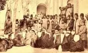 سفر زمان؛ پرداخت حقوق خدمتکاران دربار ناصرالدین شاه در حیاط آبدارخانه  