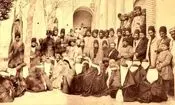 سفر زمان؛ پرداخت حقوق خدمتکاران دربار ناصرالدین شاه در حیاط آبدارخانه  
