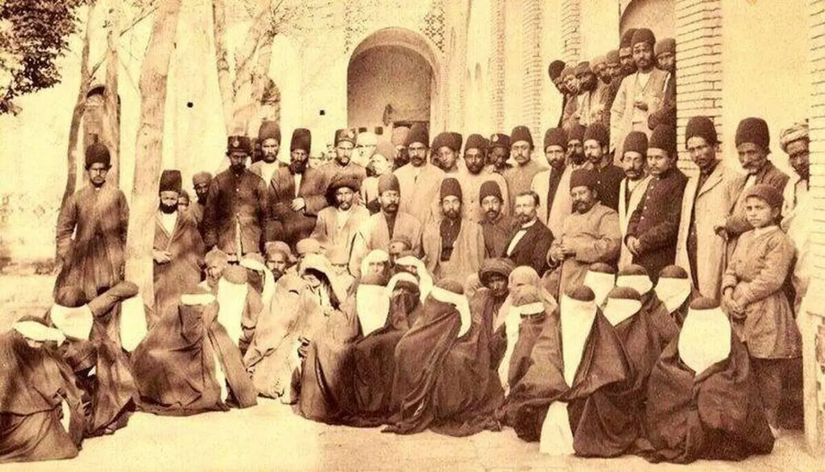سفر زمان؛ پرداخت حقوق خدمتکاران دربار ناصرالدین شاه در حیاط آبدارخانه  
