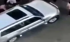 مدیر کویتی با خودرو به میان کارمندان معترضش رفت