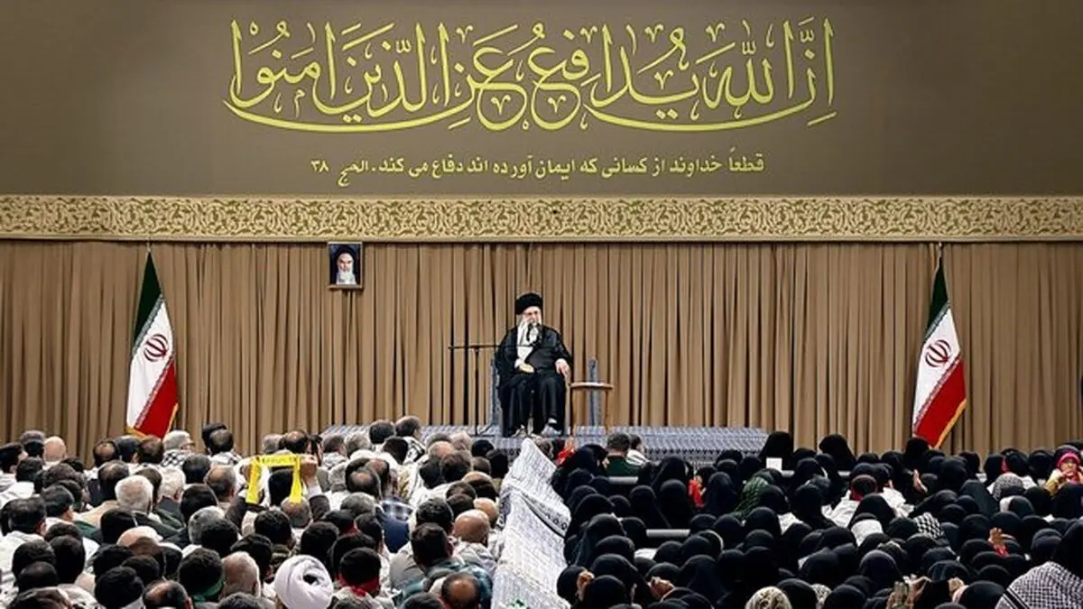 رهبر انقلاب: امروز جرات حمله به مرزهای ایران را ندارند/ با نظام سلطه مخالفیم/ چرایی جنگ 8 ساله را نسل جوان ما بدانند

