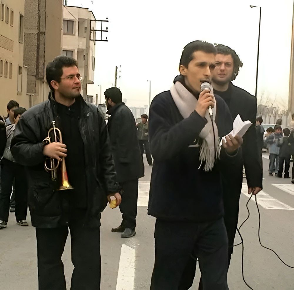 مرتضی پاشایی در حال مداحی در دسته عزاداری 1