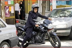 موتورسواری زنان موضوعی که نه حرام است و نه غیرقانونی؛ یک «کروشه» باز کنید و «زنان» را روی موتور جا دهید!