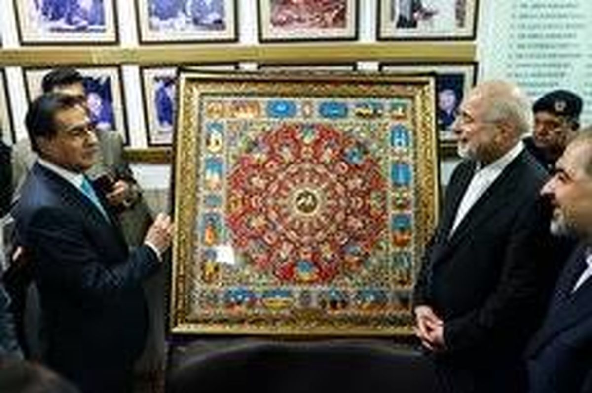 هدیه نفیس قالیباف به رئیس مجلس پاکستان/ ویدئو