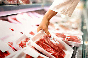 عرضه قطره‌چکانی گوشت قرمز در فروشگاه های زنجیره ای/ مرغ در میادین میوه‌ و تره‌بار هم کمیاب است