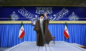 عکسی خاص از رهبر انقلاب مقابل آخرین تصویر به جا مانده از بارگاه امام حسن(ع)