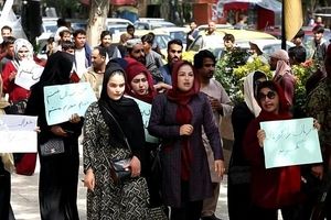 زنان افغانستانی به اجباری شدن پوشش‌ «بُرقع» در کابل تظاهرات کردند