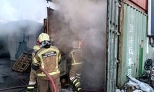 مهار حریق سنگین کارگاه نمدسازی در دولت‌آباد اصفهان به کمک ۱۰ تیم آتش‌نشانی

