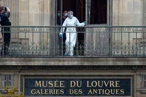 کارآگاهان میگویند سرقت از لوور کار خودشان است!