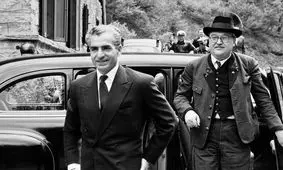 سفر در زمان؛ «محمدرضا پهلوی» در حال شکار خرگوش در یک شکارگاه؛ سال 1338 