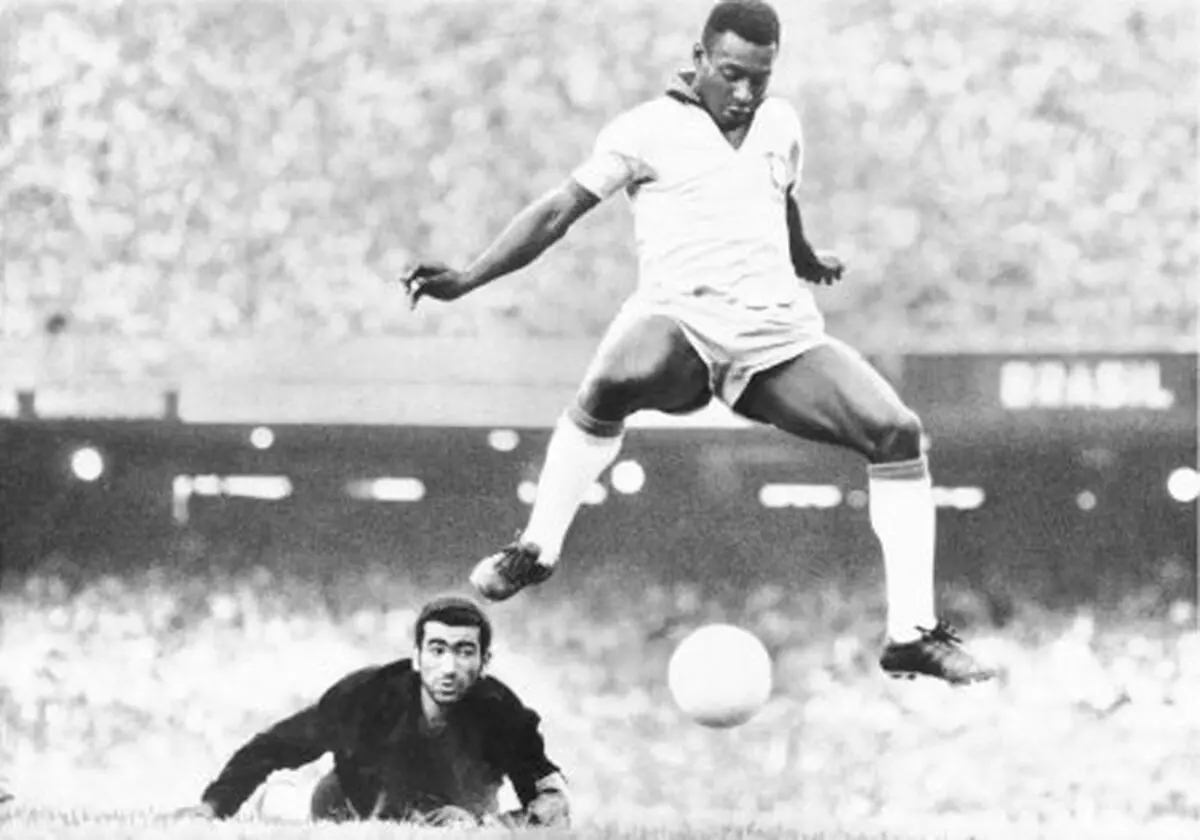 پله و توپ فوتبال در داغ‌ترین رابطه عاشقانه 
