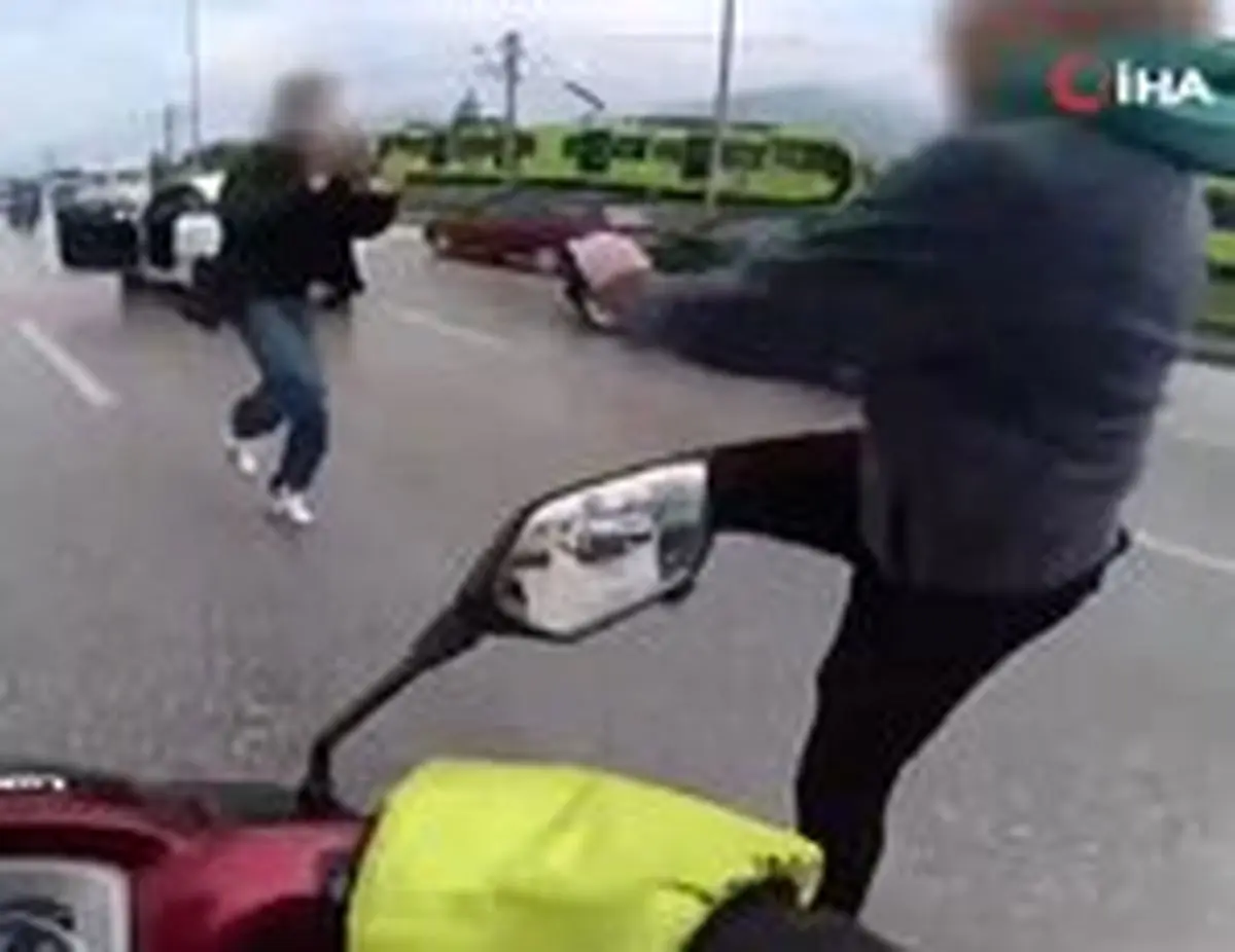 مداخله دختر جوان در درگیری فیزیکی وسط جاده/ ویدئو 