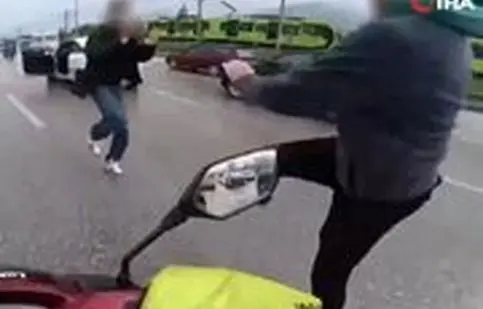 مداخله دختر جوان در درگیری فیزیکی وسط جاده/ ویدئو 