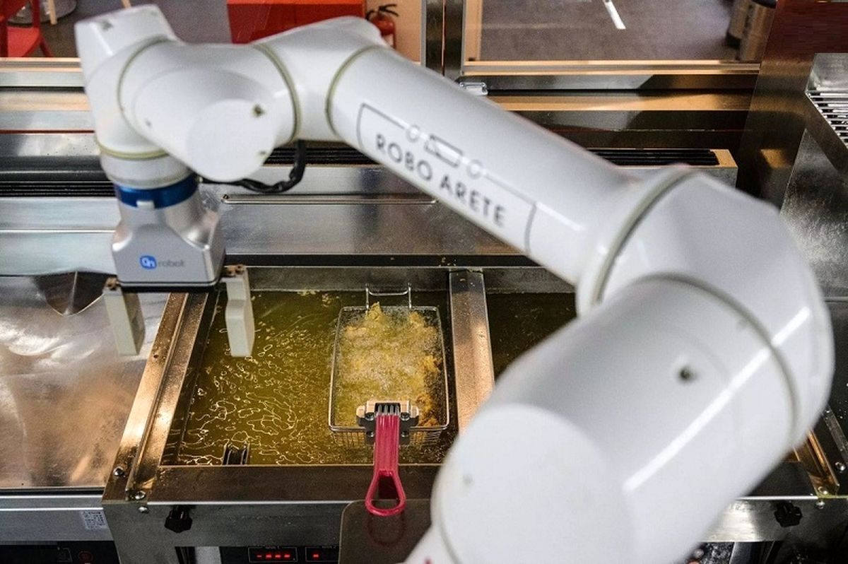 رباتی که ۱۰۰ مرغ را در دو ساعت سرخ می‌کند/ تصاویر و ویدئو