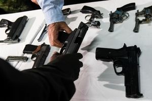 با افزایش سرقت و بروز جرائم شهروندان ترجیح‌شان این است برای دفاع از خود اسلحه تهیه کنند

