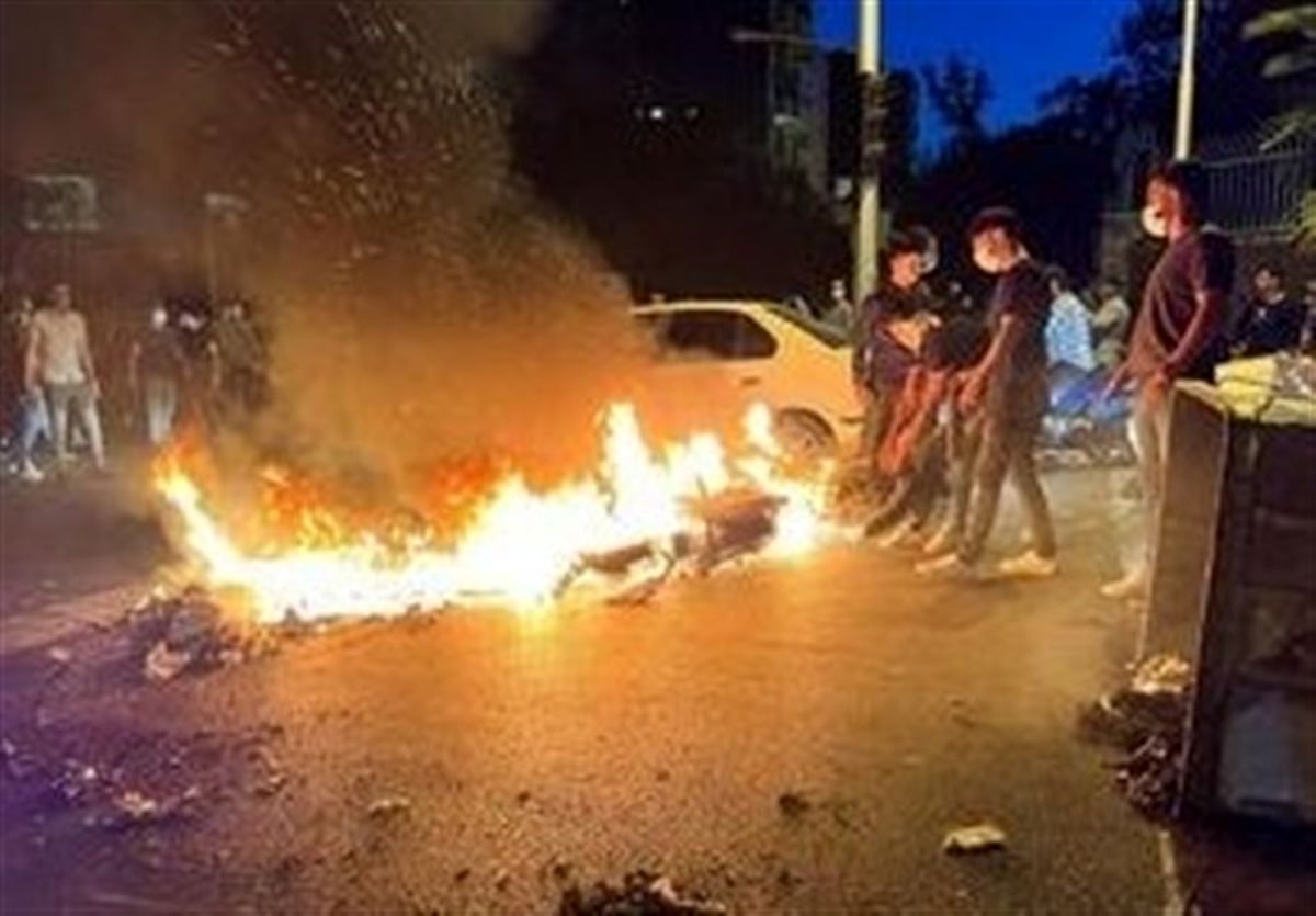 با خانواده مهسا، همدلی آرامش بخش کردید؟/ حرفهای دانشجویان را شنیدید؟/ چرا نمایندگان مجلس در اوهام خود غوطه ورند؟