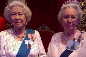 شباهت عجیب یک پیرزن به ملکه انگلیس/ عکس
