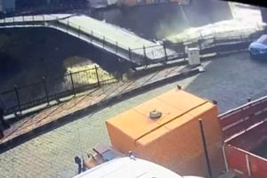 لحظه فرو ریختن پل تاریخی مقابل لنز دوربین/ ویدئو