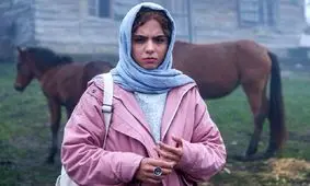 تیپ متفاوت سارا حاتمی بازیگر 20 ساله فیلم آبی روشن در زمین تنیس