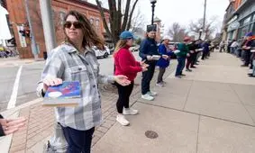 کمک 300 نفر از مردم یک شهر کوچک در آمریکا برای جابجایی کتابهای یک کتابفروشی/ ویدئو
