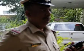 سیلی زدن پلیس به مردانی که در قسمت واگن بانوان سوار شده بودند! /ویدئو