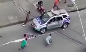 پلیس برزیل برای پایان دادن به دعوای چند جوان، با خودرو آن ها را زیر گرفت!  /ویدئو