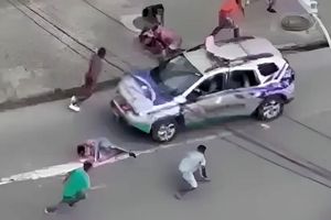 پلیس برزیل برای پایان دادن به دعوای چند جوان، با خودرو آن ها را زیر گرفت!  /ویدئو