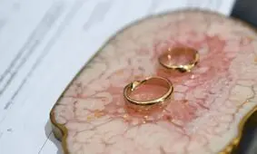 ازدواج مرد ۱۰۰ ساله با زن ۱۰۲ ساله در خانه سالمندان/ عکس

