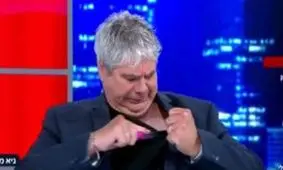 اتفاق نادر در رسانه‌های اسرائیل؛ خبرنگار وسط برنامه زنده پیراهنش را پاره کرد!/ ویدئو

