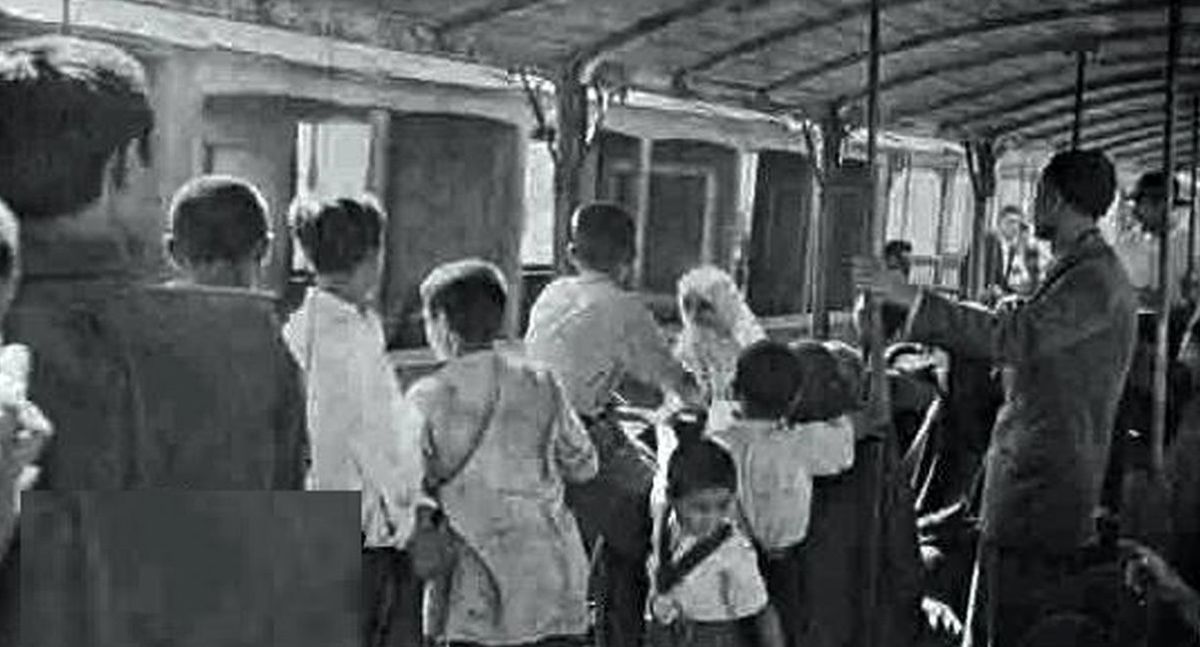 سفر به تهران قدیم؛ دستفروشی در ماشین دودی مثل مترو
