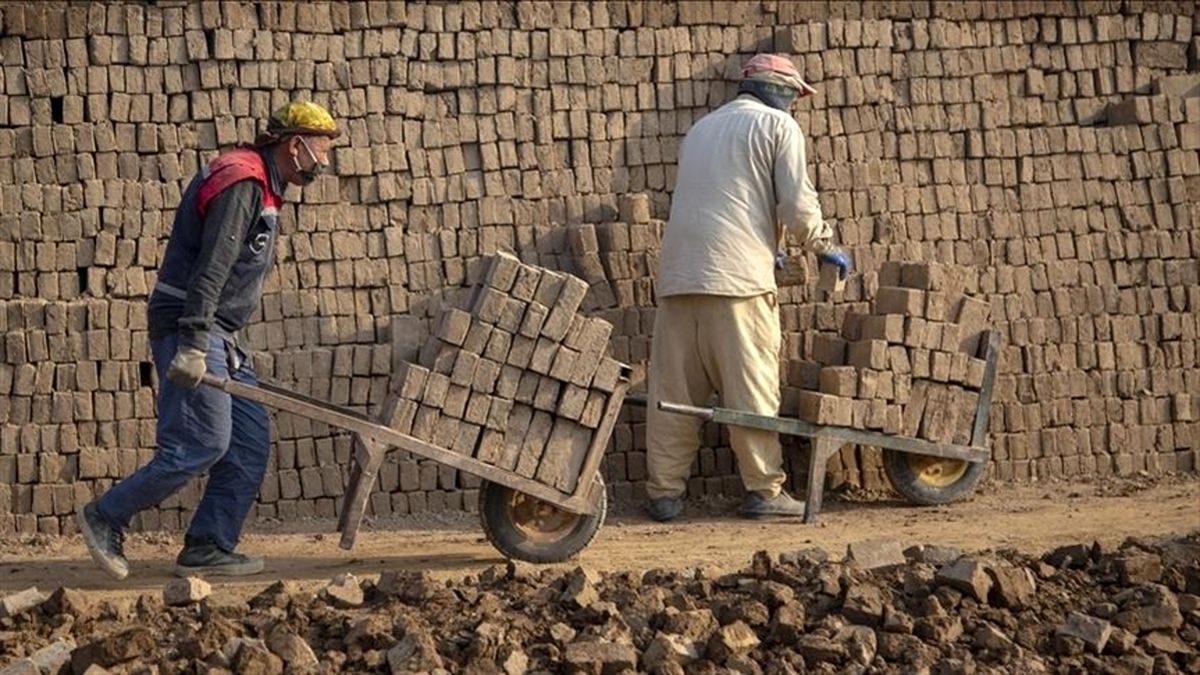 چرا اینقدر کارگر کم شده؟ / «وقتی با پیک اینترنتی ۲۰ میلیون در میآورند، برای چه با حقوق ۸ میلیونی کار کنند؟»